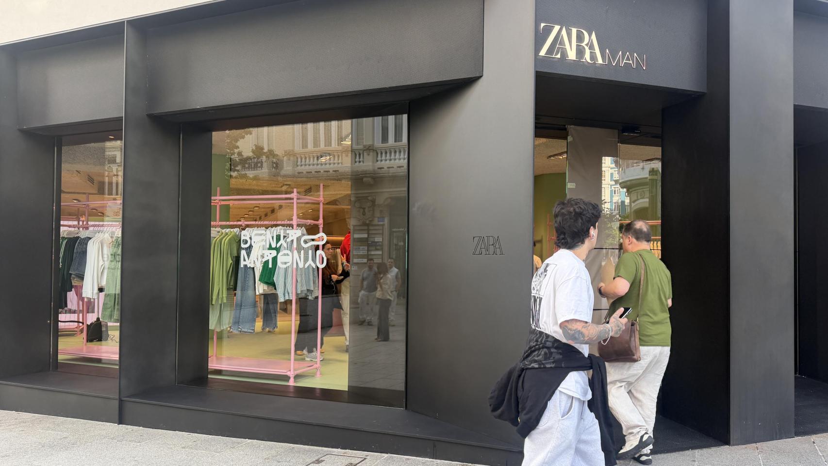 Zara Man de A Coruña con la colección de Bad Bunny.
