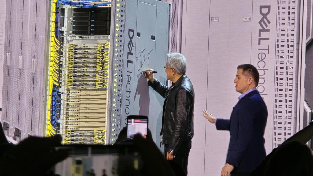 Jensen Huang, CEO Nvidia, firma el nuevo Rack ante Michael Dell, fundador de Dell.
