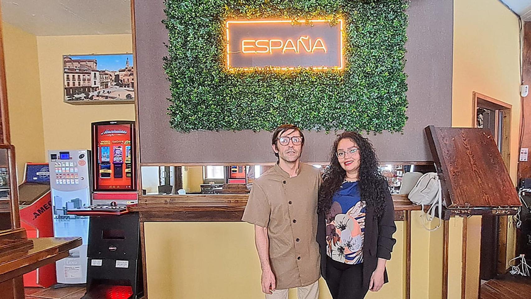 Manasés y Janeth en el Bar España de Medina de Rioseco. 