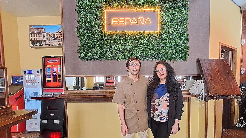 Manasés y Janeth en el Bar España de Medina de Rioseco. 