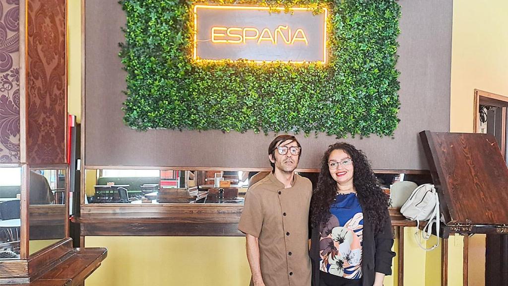 Imagen de Manasés y Janeth en su Bar España.