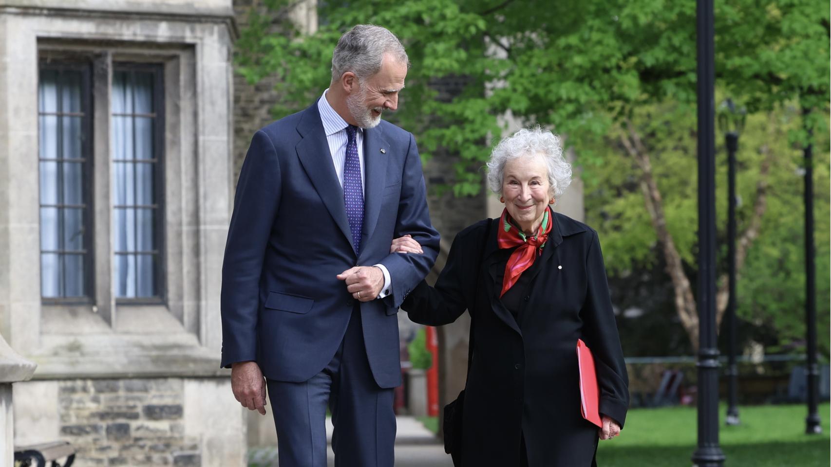 El Rey Felipe VI camina del brazo junto a la escritora Margaret Atwood, galardonada con el Premio Joan Margarit. Foto: Oficina Joan Margarit 