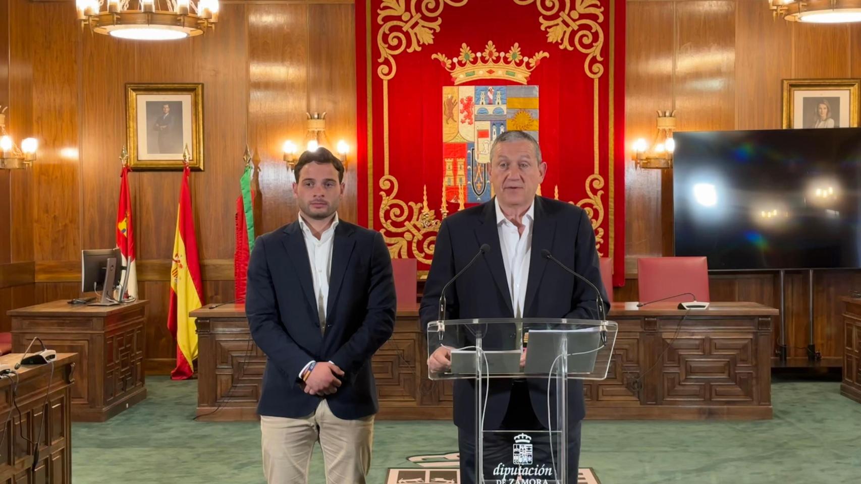 El presidente de la Diputación, Javier Faúndez, y el diputado de Deportes, Juan del Canto en la rueda de prensa de hoy en el Palacio de la Encarnación. 