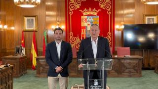 El presidente de la Diputación, Javier Faúndez, y el diputado de Deportes, Juan del Canto en la rueda de prensa de hoy en el Palacio de la Encarnación. 