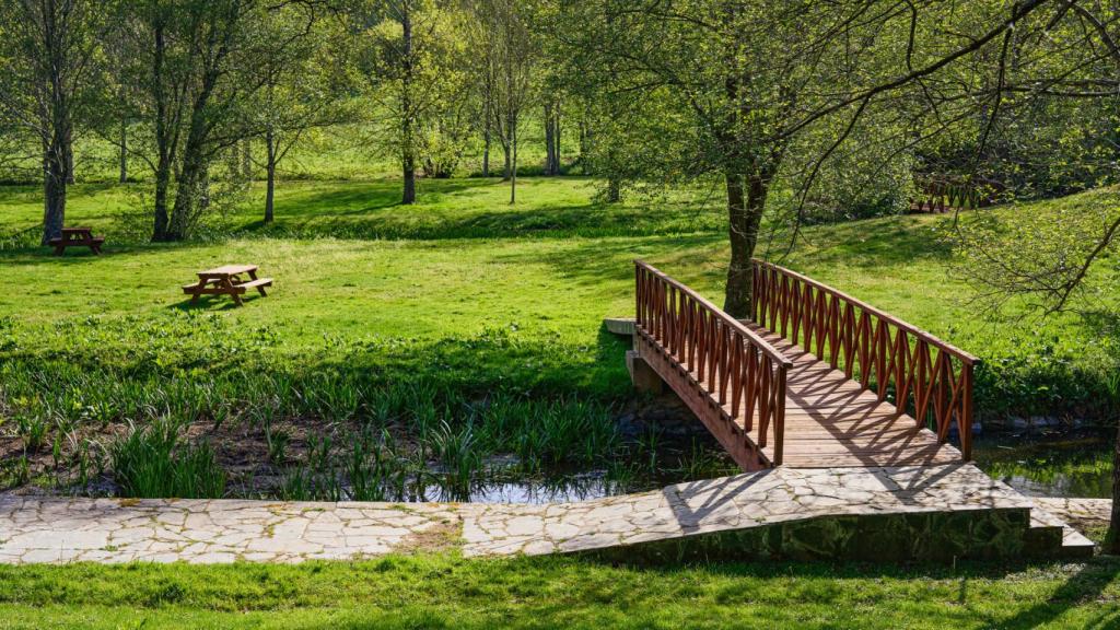 Puente y zona de picnic del área recreativa de Ribadiso