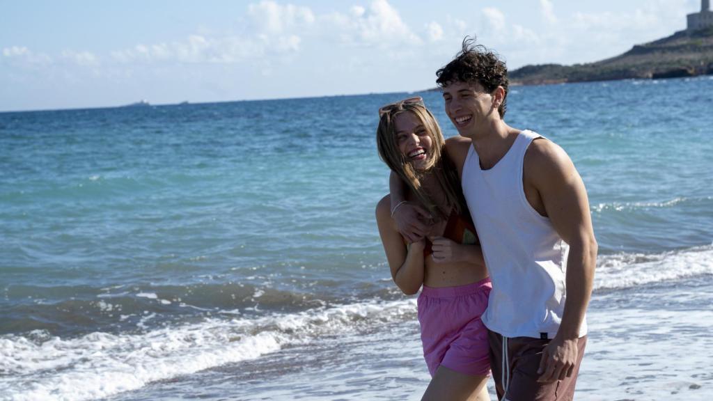 Pareja paseando por la Costa Cálida.