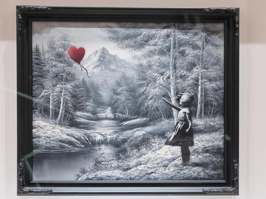 El cuadro de Banksy 'Girl and Balloon on Found Landscape' (Niña con globo en un paisaje encontrado), subastado en Nueva York por 17,9 millones de dólares. Foto: EFE/ Ángel Colmenares