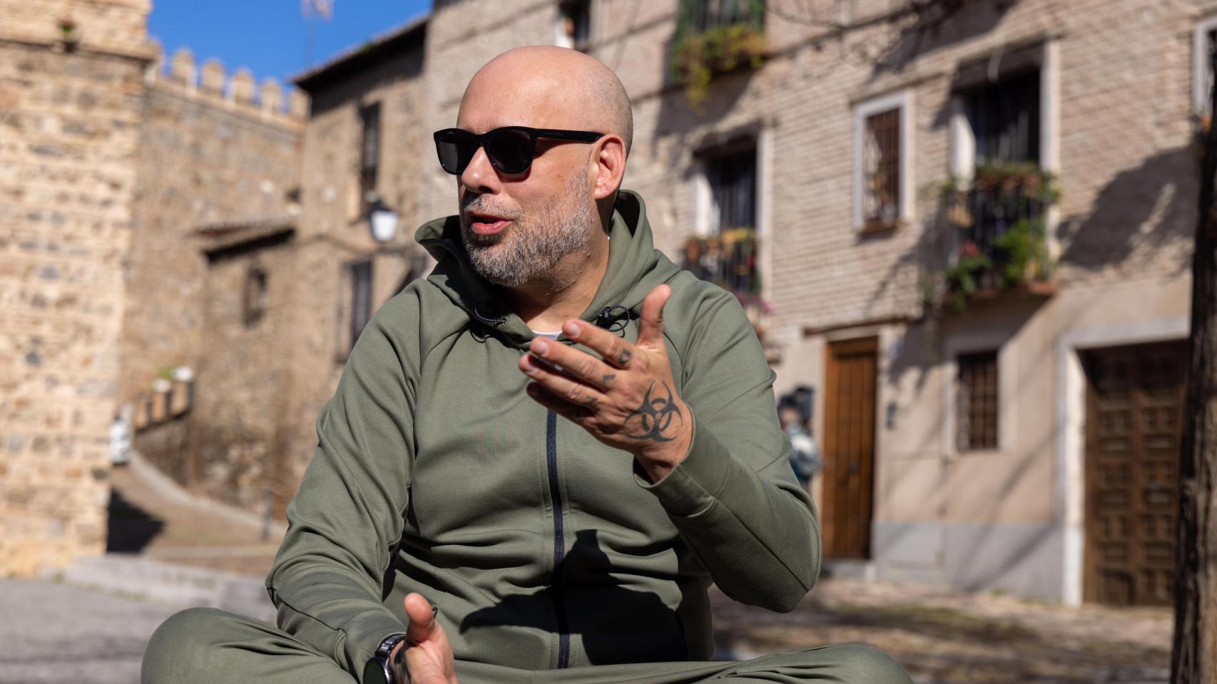 Jonatan Artiñano Negrin en la plaza de Alfonso VI de Toledo.