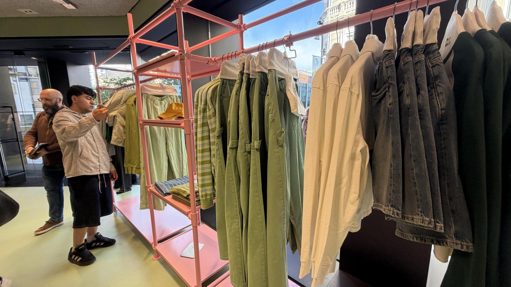 Primeros minutos de la venta de la colección Antonio Benito, de Zara y Bad Bunny, en A Coruña.