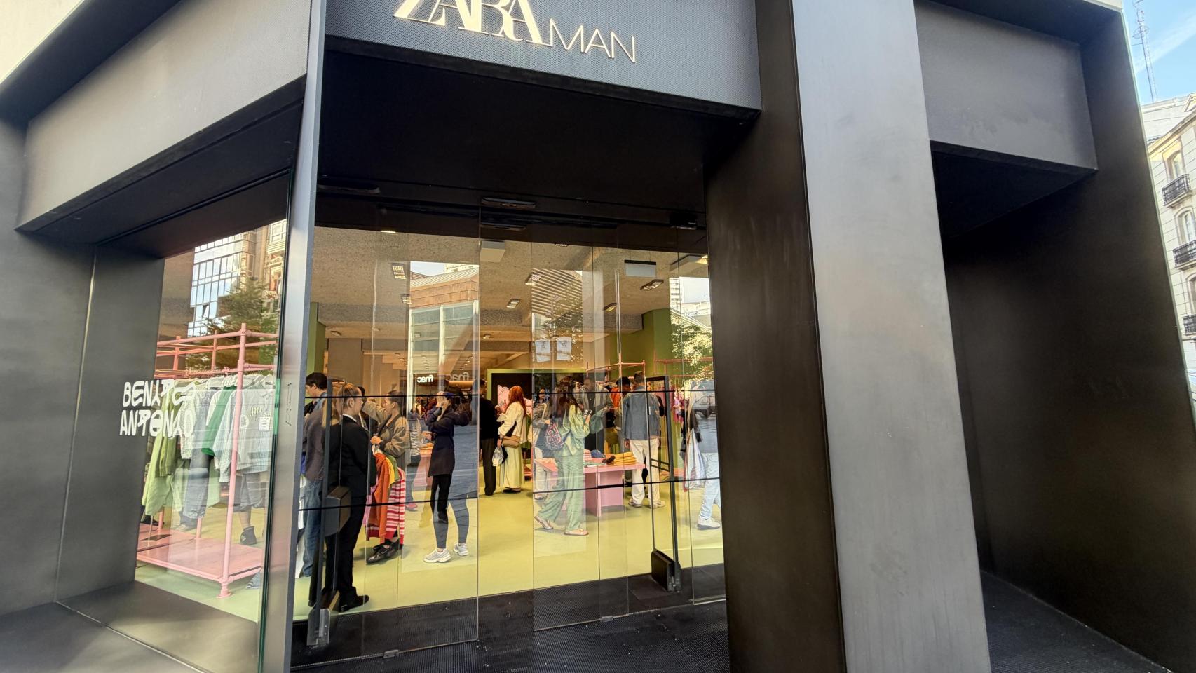 Primeros minutos de la venta de la colección Antonio Benito, de Zara y Bad Bunny, en A Coruña.
