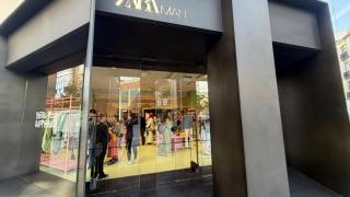 Primeros minutos de la venta de la colección Antonio Benito, de Zara y Bad Bunny, en A Coruña.