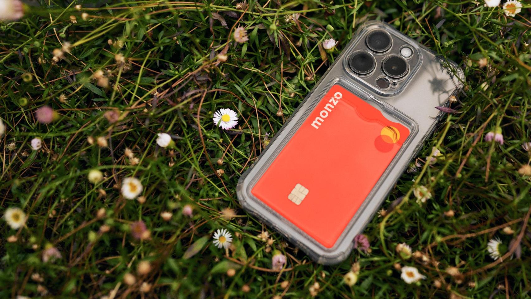Una tarjeta Monzo en un 'smartphone'.