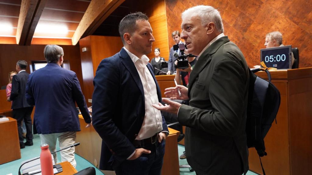 Octavio López (derecha), con el socialista Jesús Morales durante la comisión.