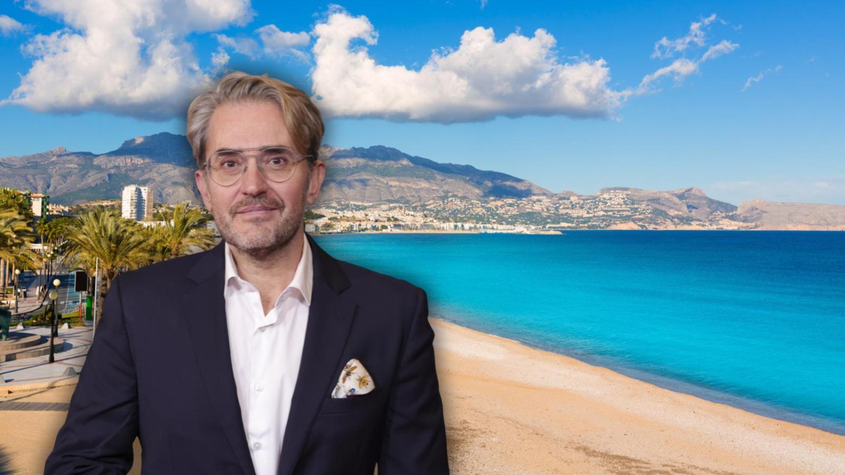 Máximo Huerta y la playa del Albir en un montaje de JALEOS. 