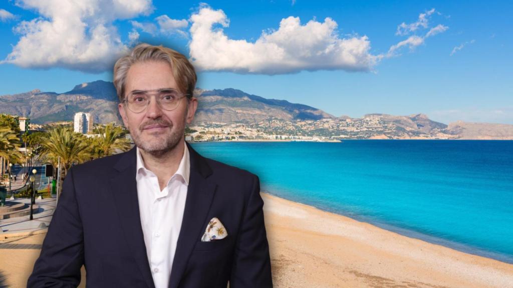 Máximo Huerta y la playa del Albir en un montaje de JALEOS. 