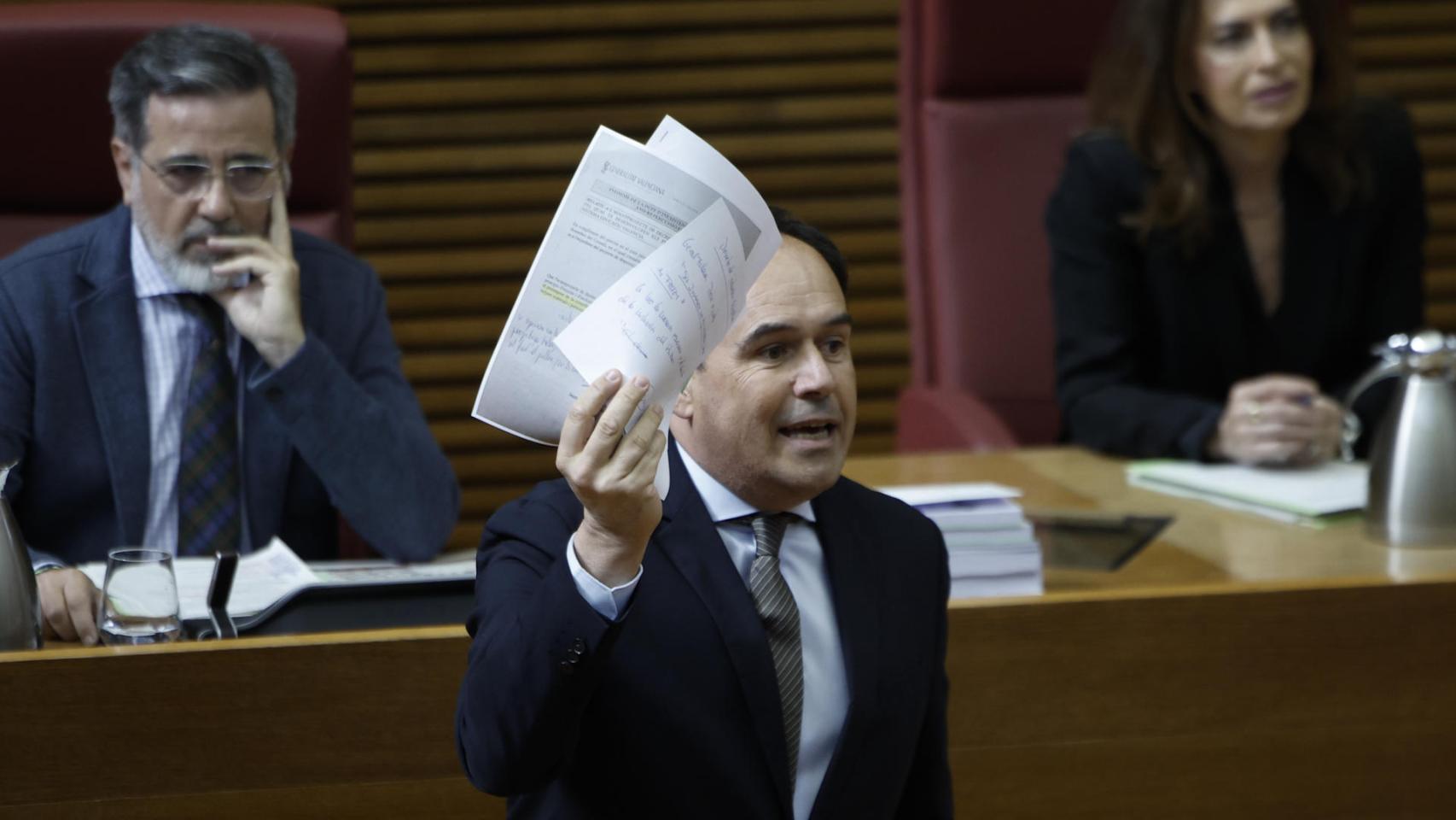 El presidente de la Generalitat, Juanfran Pérez Llorca, durante la sesión de control. EFE / Biel Aliño 
