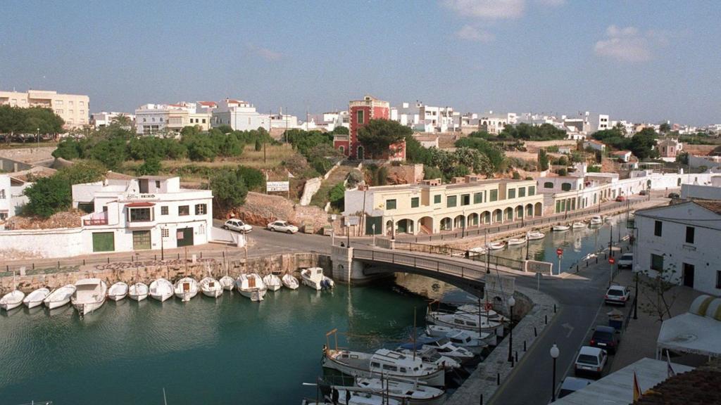 Vista general del Puerto de Ciudadela, con barcas amarradas y parte de la ciudad.