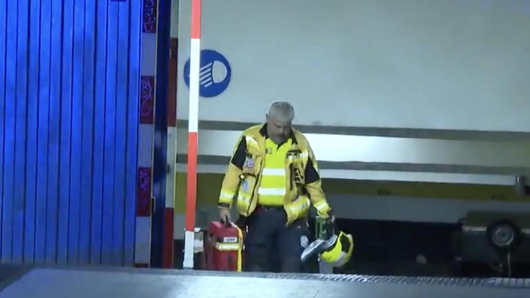 Un trabajador saliendo del garaje donde se ha producido el suceso.