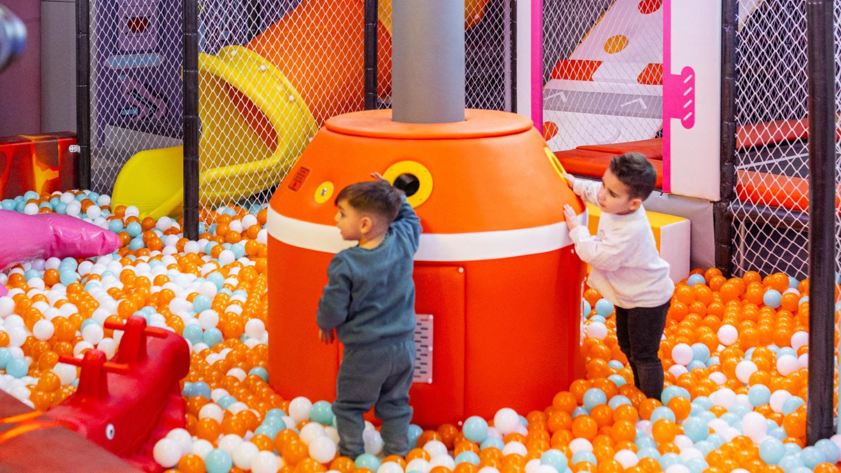 Dos niños juegan en uno de los espacios centrales de Tak Fun Park.