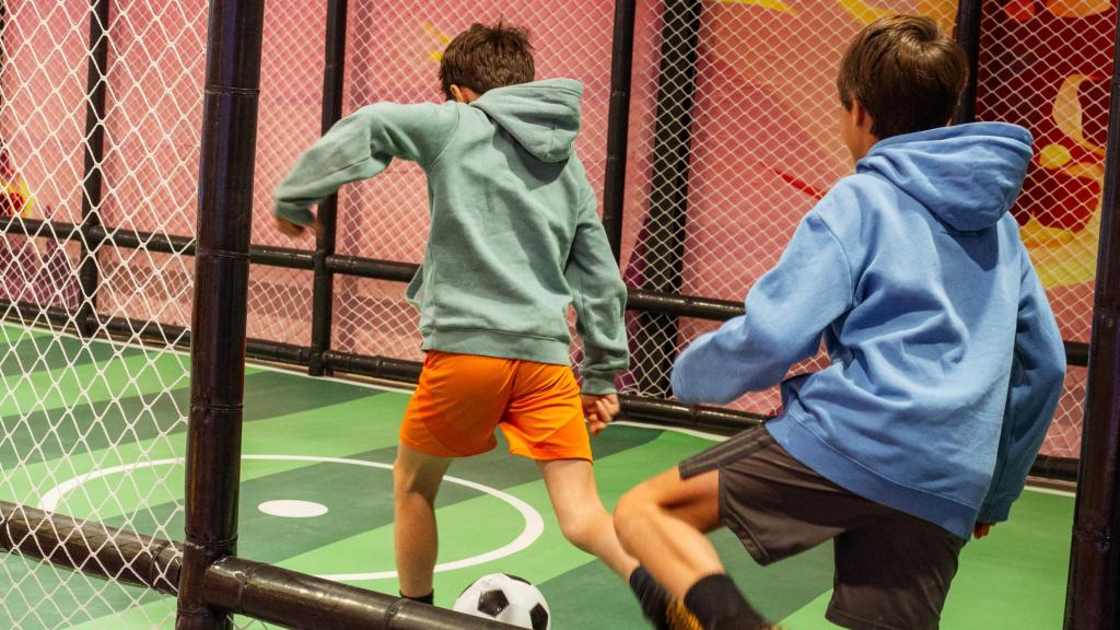 Actividaxdes de fúlbol en Taka Fun Park.