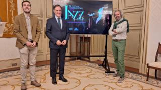 El alcalde de Salamanca, Carlos García Carbayo acompañado por el músico salmantino Fernando Viñals y el concejal de Cultura´y Turismo, Ángel Fernández Silva.