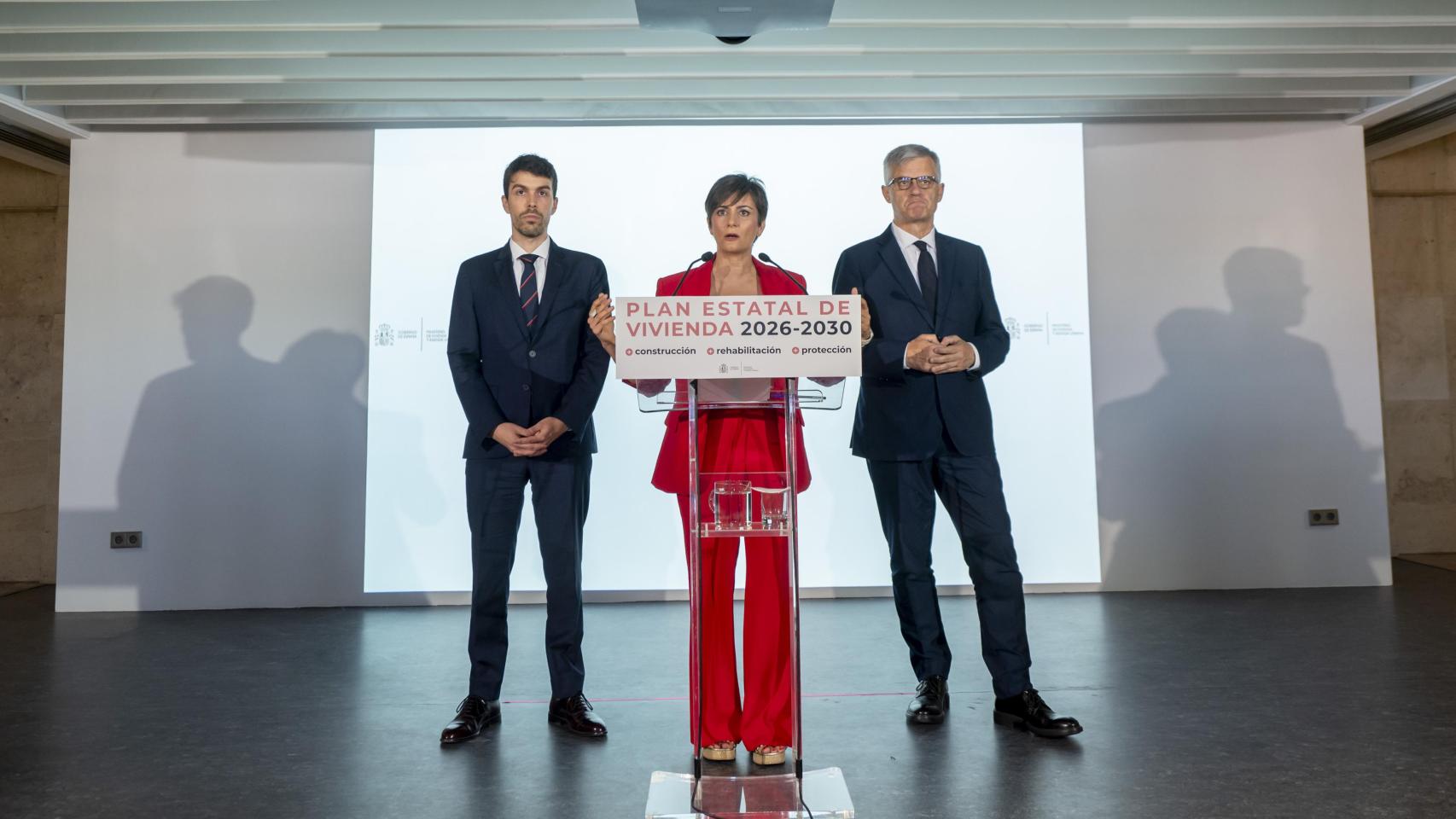La ministra de Vivienda y Agenda Urbana, Isabel Rodríguez (c), antes de la reunión de la Conferencia Sectorial de Vivienda y Agenda Urbana.  