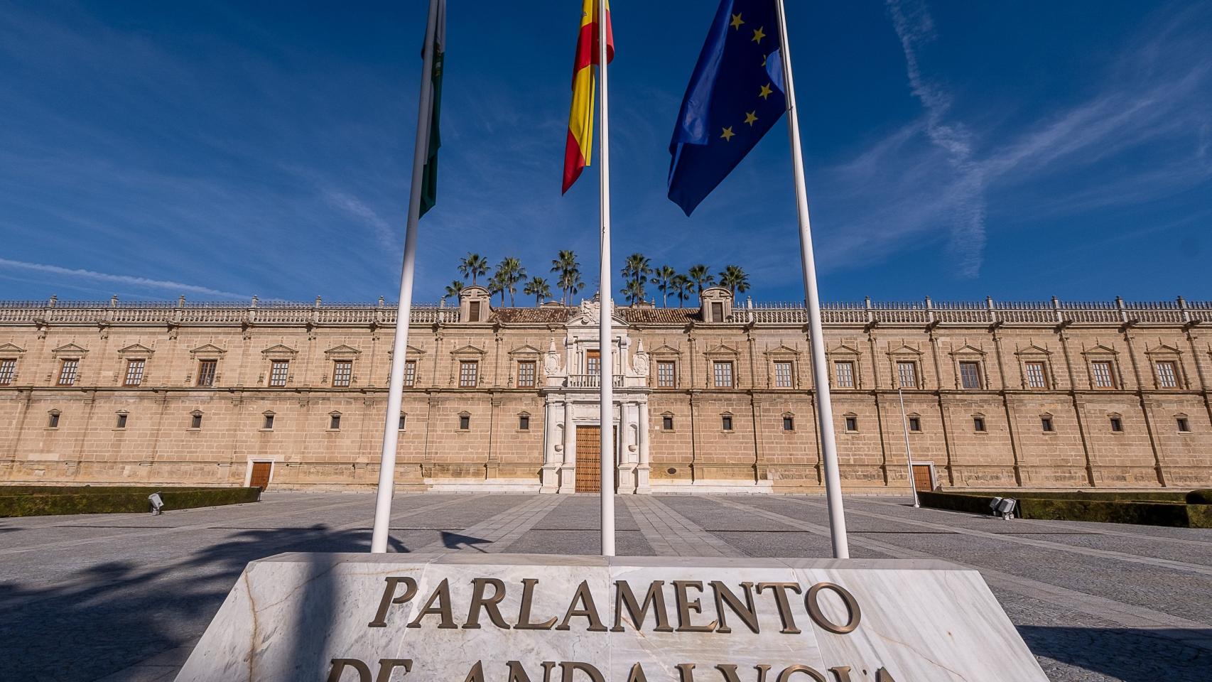 Fachada principal del antiguo Hospital de las Cinco Llagas, sede del Parlamento de Andalucía.