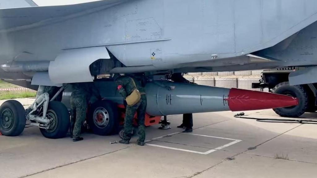 Un caza Mig-31 equipado con un misil hipersónico Kinzhal