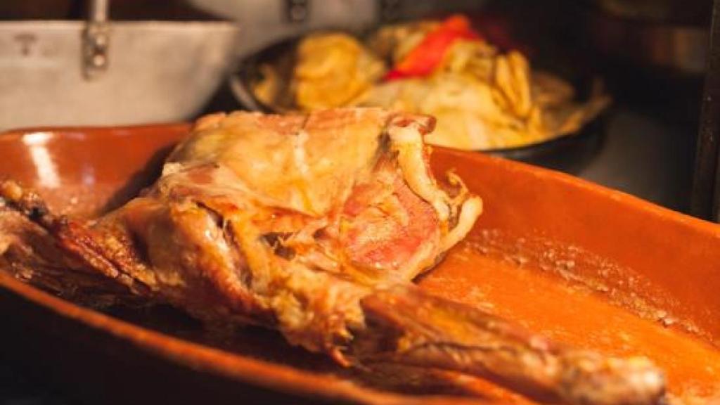 Un cuarto de cabrito asado en horno de leña.