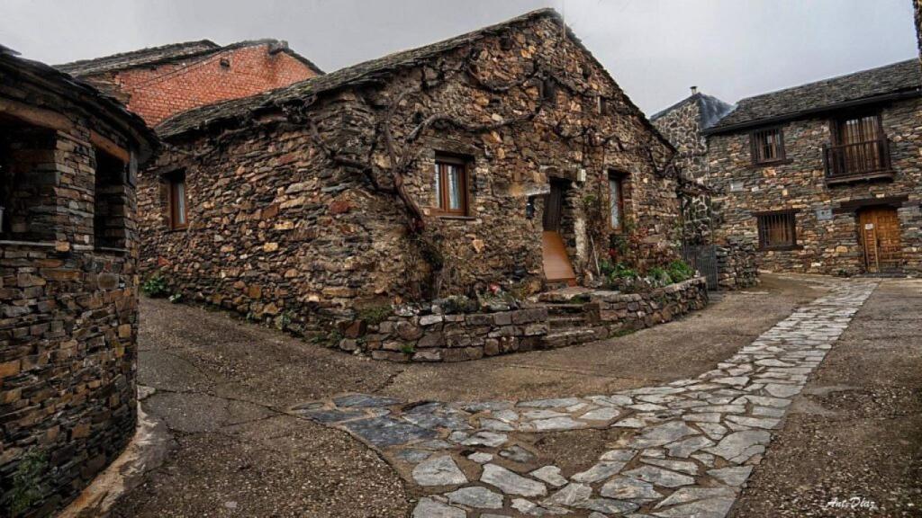 Una calle de Valverde de los Arroyos.