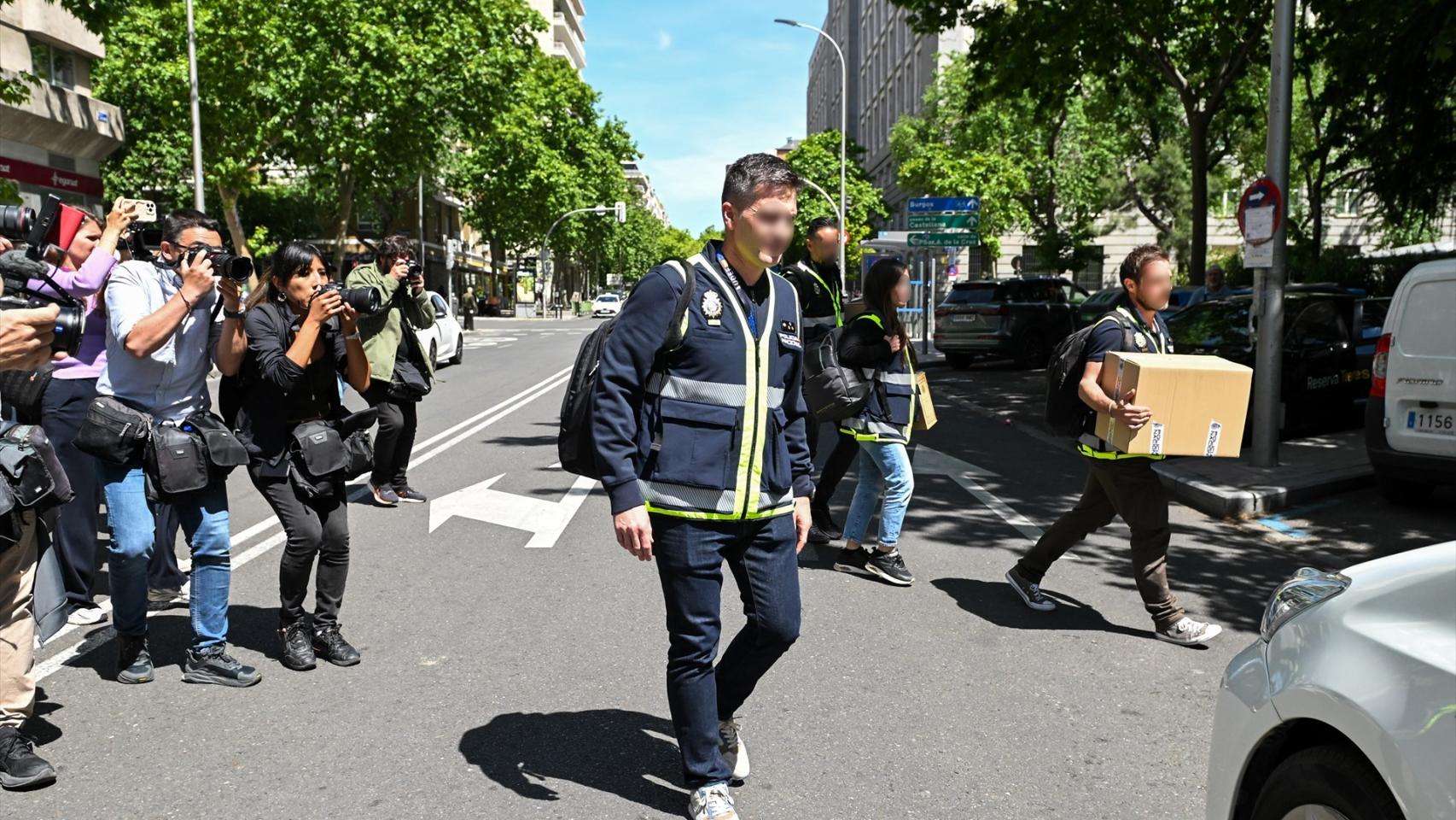 Agentes de la Policía Nacional salen de las oficinas de la empresa What The Fav, perteneciente a las hijas de Zapatero, el pasado 19 de mayo.