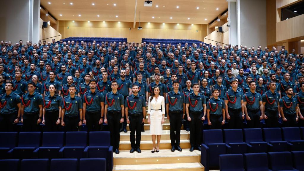 Doña Letizia ha posado con algunos miembros de la Guardia Civil.