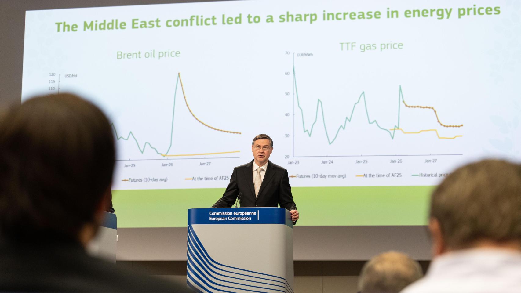 El comisario de Economía, Valdis Dombrovskis, durante la rueda de prensa de este jueves en Bruselas