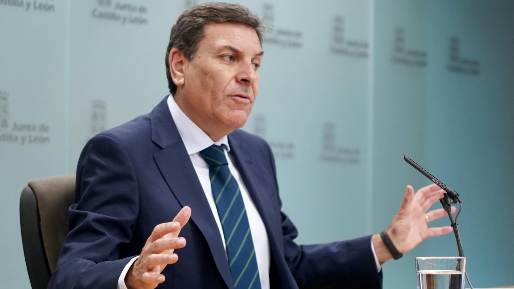 El consejero de Economía y Hacienda y portavoz, Carlos Fernández Carriedo, comparece en rueda de prensa posterior al Consejo de Gobierno. 