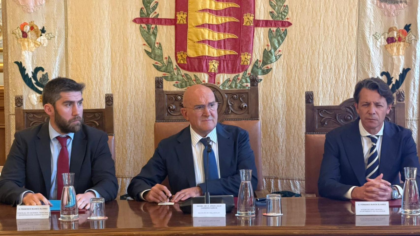 Jesús Julio Carnero participa en el homenaje a los empleados públicos por el Día de Santa Rita y el lanzamiento de 'Valladolid Funciona'.