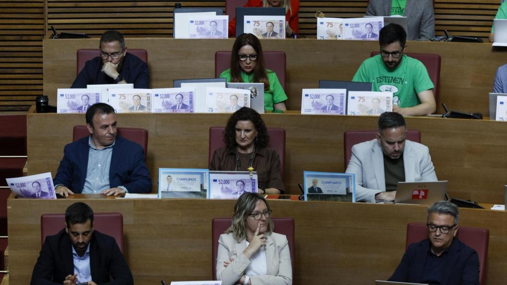 En el banquillo del PSPV aparece el rostro de Pérez Llorca. EFE/Bill Aliño
