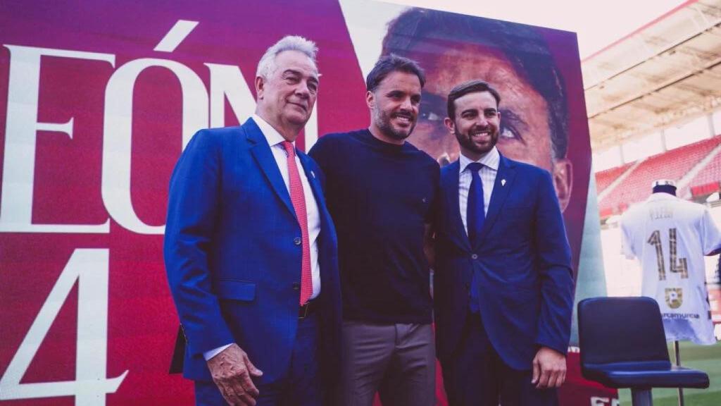 Pedro León en su acto de despedida