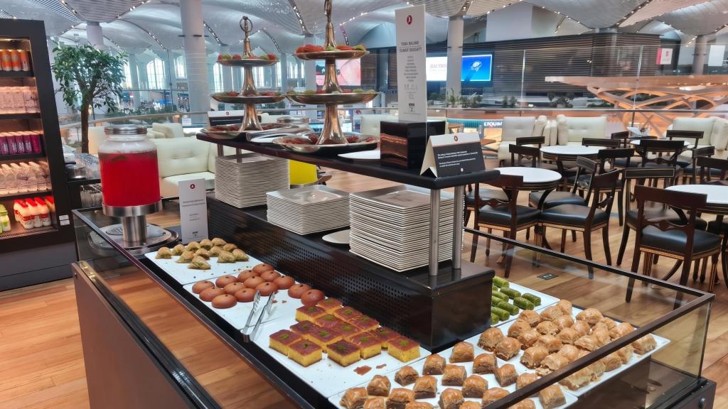 Una de las zonas 'gourmet' de la sala VIP de Turkish Airlines en el aeropuerto de Estambul, con dulces como baklavas.