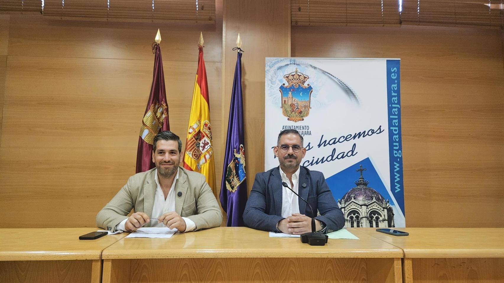 Los concejales Santiago López Pomeda y José Luis Alguacil.