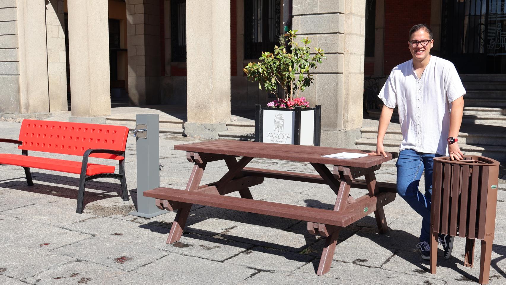 El concejal de Obras y Movilidad, Pablo Novo con el nuevo mobiliario urbano.