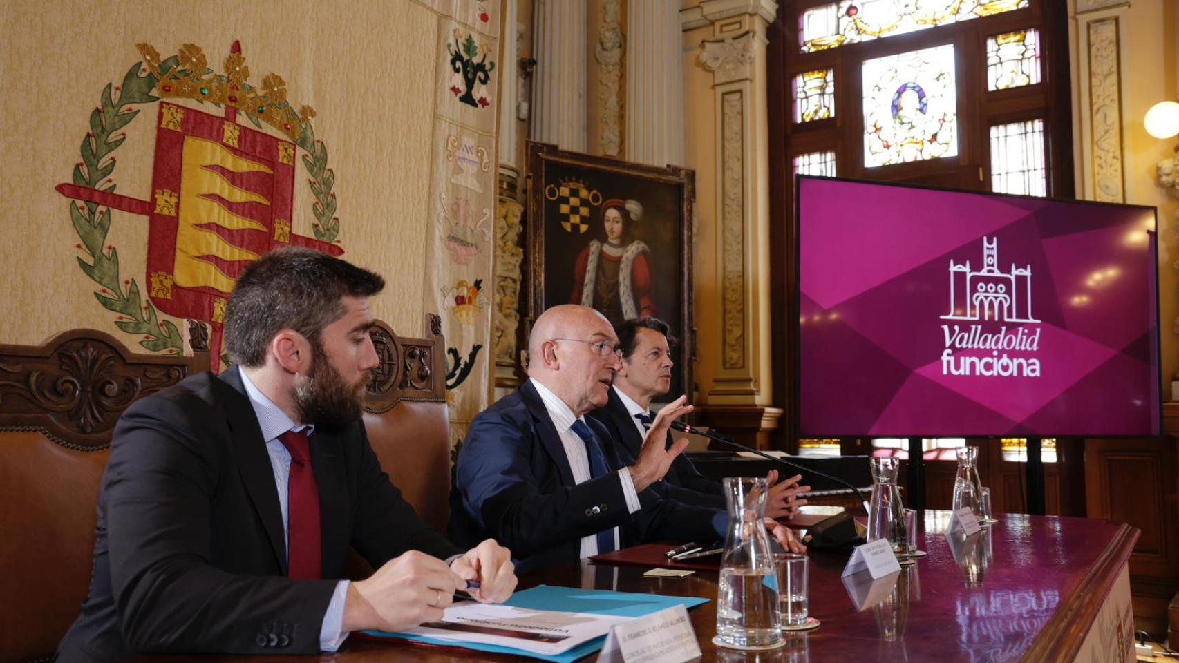 Jesús Julio Carnero participa en el homenaje a los empleados públicos por el Día de Santa Rita y el lanzamiento de 'Valladolid Funciona'.