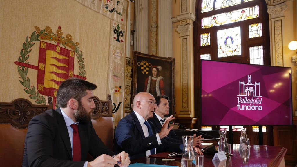 Jesús Julio Carnero participa en el homenaje a los empleados públicos por el Día de Santa Rita y el lanzamiento de 'Valladolid Funciona'.