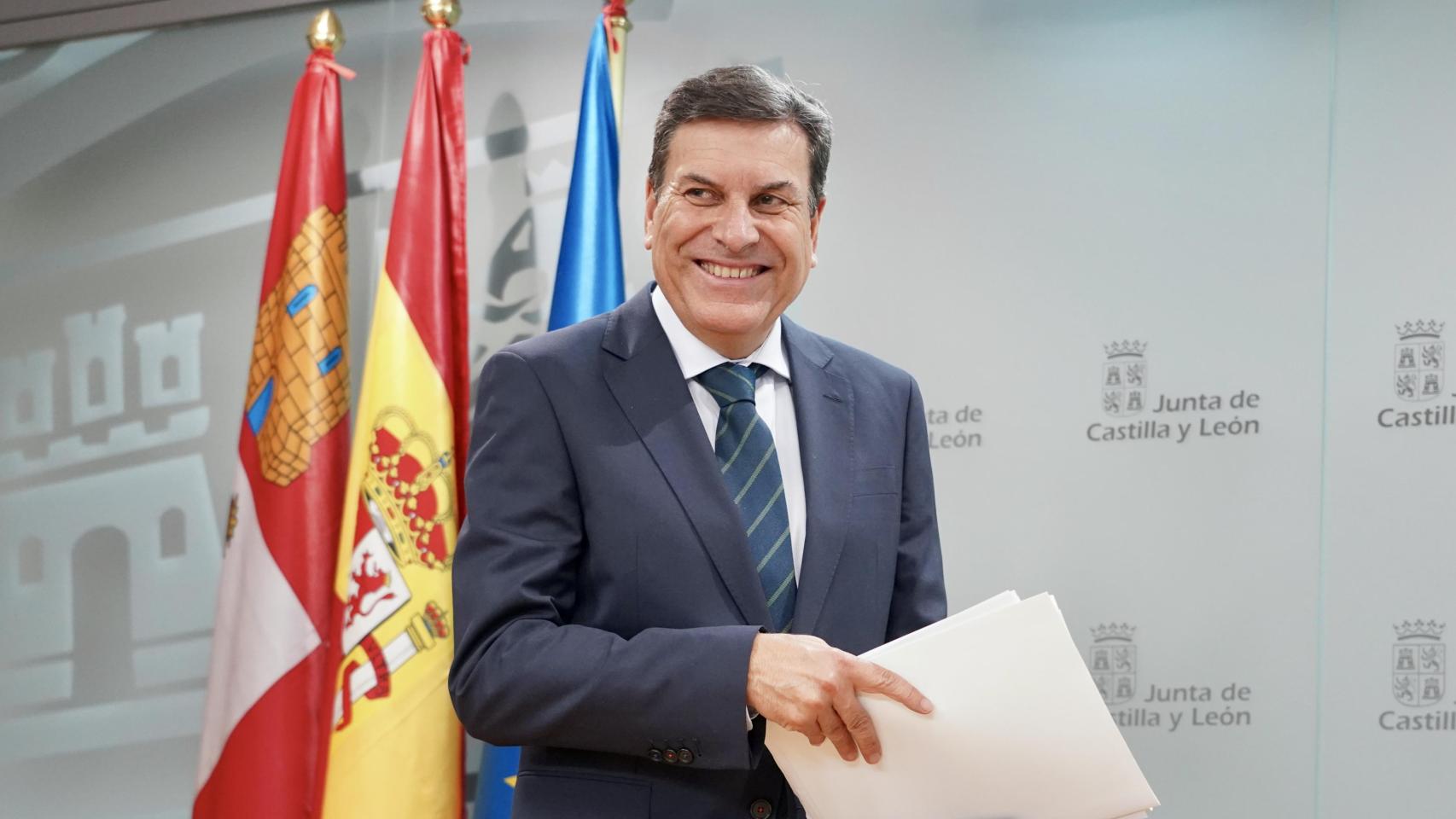 El consejero de Economía y Hacienda y portavoz, Carlos Fernández Carriedo, comparece en rueda de prensa posterior al Consejo de Gobierno.