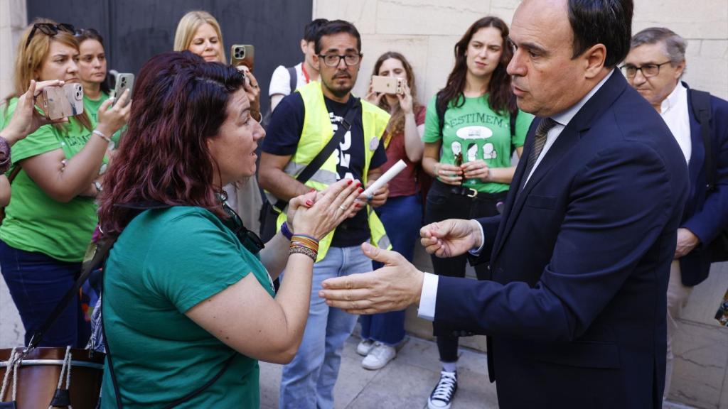 Juanfran Pérez Llorca se detuvo para hablar con un grupo de personas reunidas frente al Palacio de Le Corte. Rob Solsona/EP