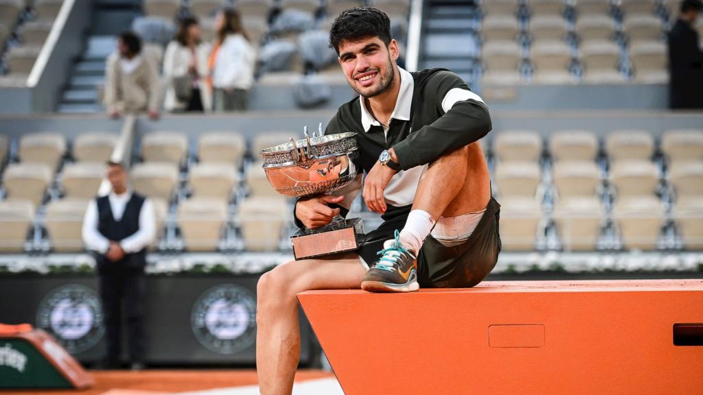 Alcaraz con el título de Roland Garros ganado en 2025.