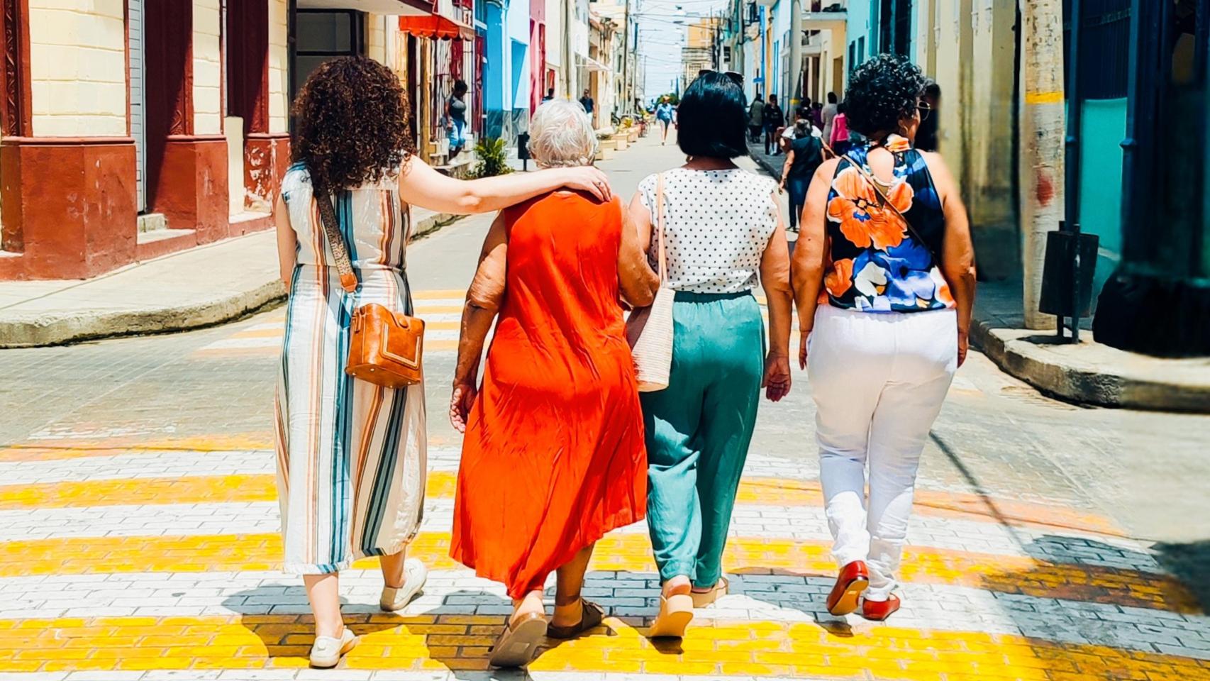 Yudarkis con su abuela, su madre y su tía en Cuba