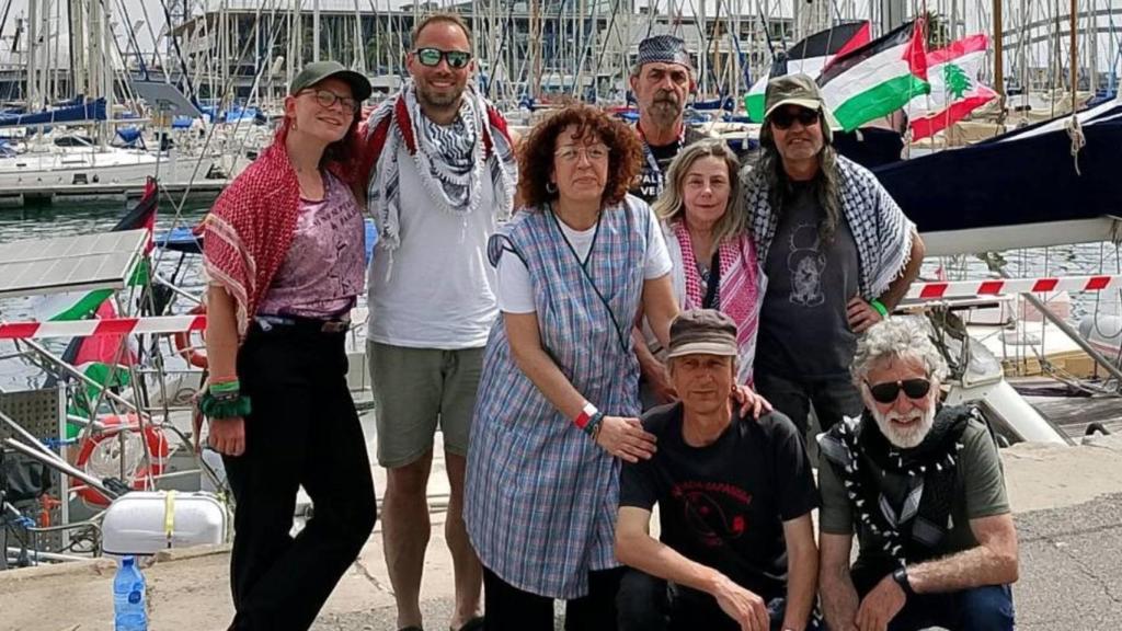 La activista Sandra Garrido (en el centro), junto al resto de integrantes de la delegación gallega de la Global Summud Flotilla.