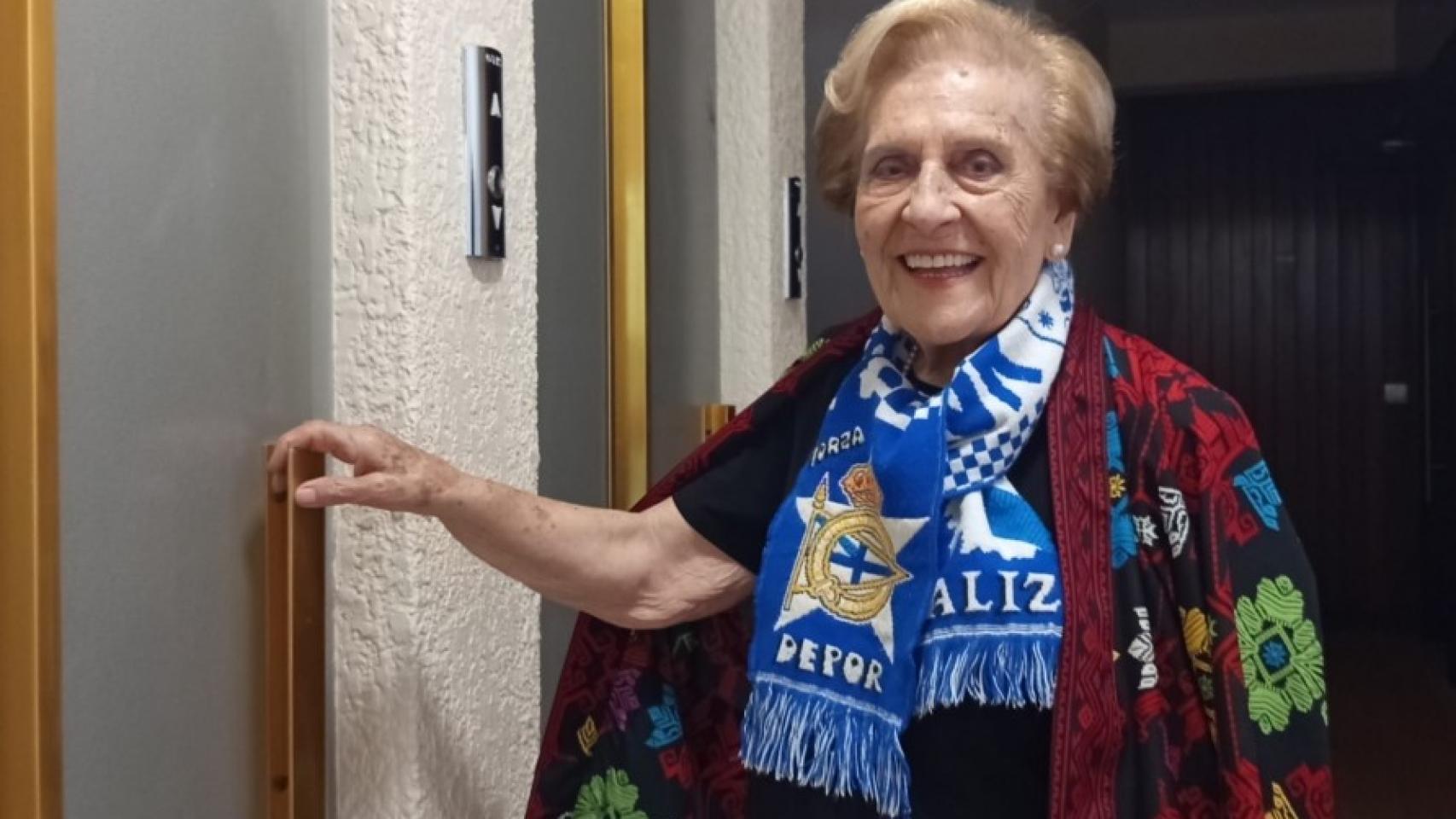 Esther Fernández, con su bufanda blanquiazul, sale de casa para ir a un partido del Deportivo.