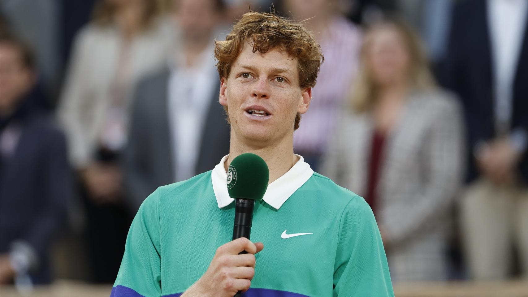Sinner hablando tras la final de Roland Garros en 2025. 
