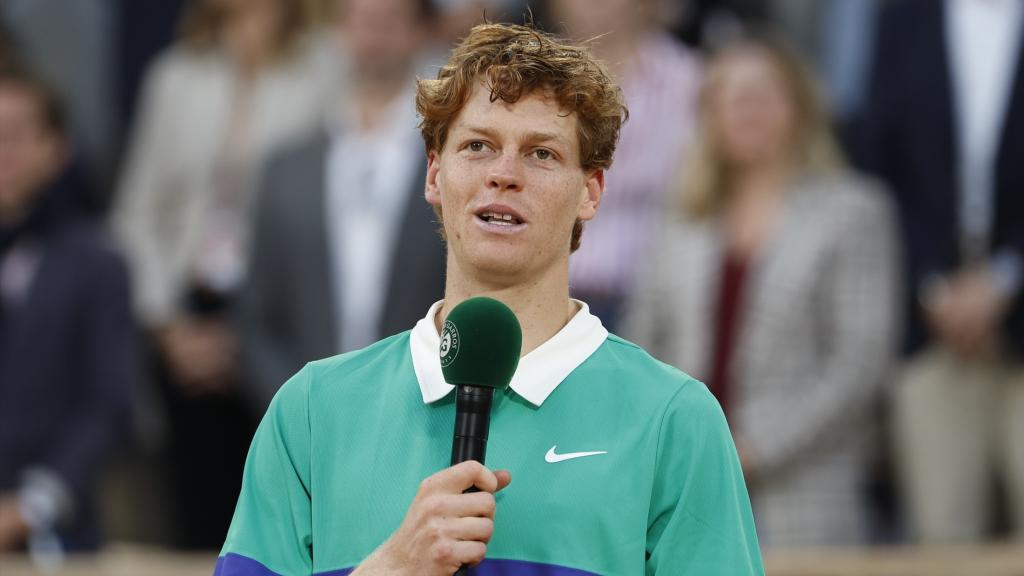 Sinner hablando tras la final de Roland Garros en 2025. 